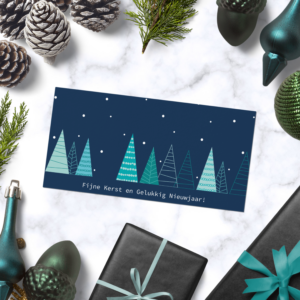 Kerstkaartje Blauw met Dennenbomen Amerikaans Formaat